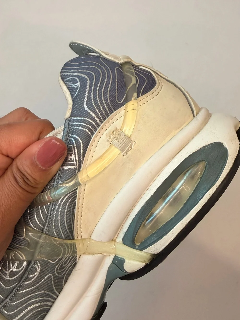 Nike Air Kukini SE Silver/Gray and cream slip on sneakers. Mens 9.5